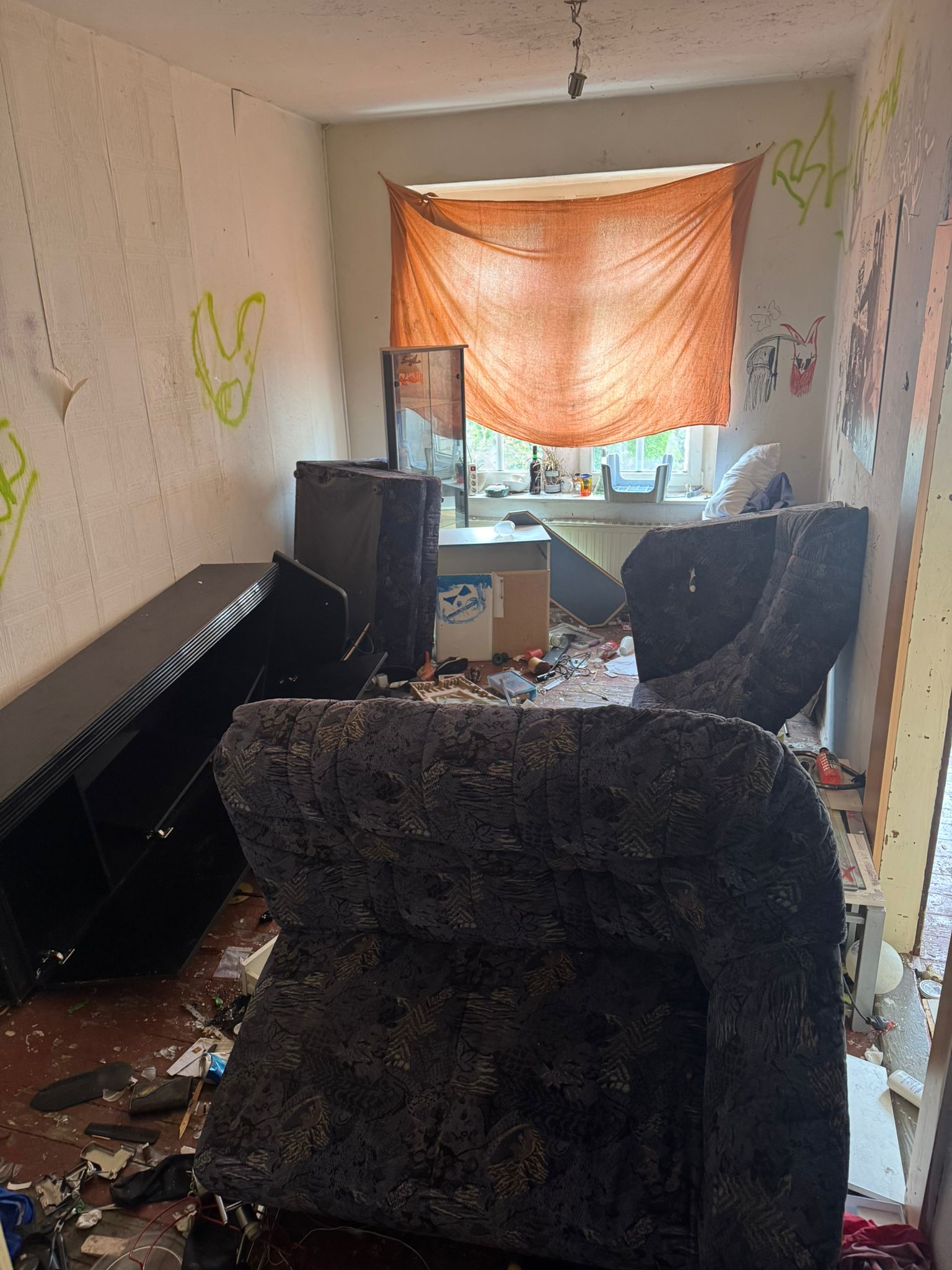 Vorher: Wohnzimmerentrümpelung mit besenreiner Übergabe